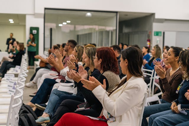 event audience clapping